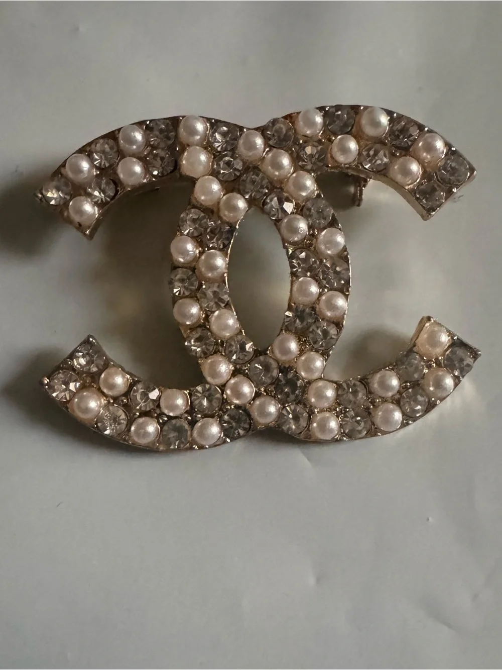 🛍️Pearl & Crystal Interlocking CC Logo Brooch - Picture 3 of 5